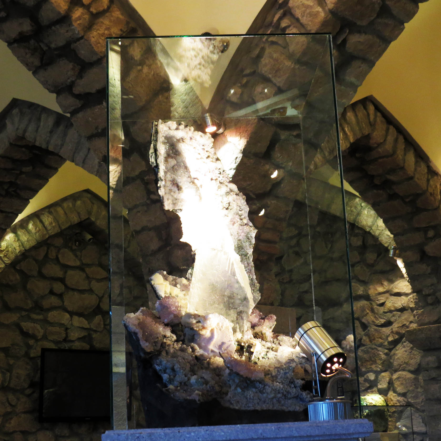 Базальтовая Жеода. Пустота, в которой образуются минералы - кристаллы кварца, аметиста, кальцита и в середине образовался гипс. В одном из таких гипсов нашли портрет Богоматери, поэтому его зовут и камнем Богоматери. Камень из Урала. Базальтовая Жеода. Пустота, в которой образуются минералы - кристаллы кварца, аметиста, кальцита и в середине образовался гипс. В одном из таких гипсов нашли портрет Богоматери, поэтому его зовут и камнем Богоматери. Камень из Урала.