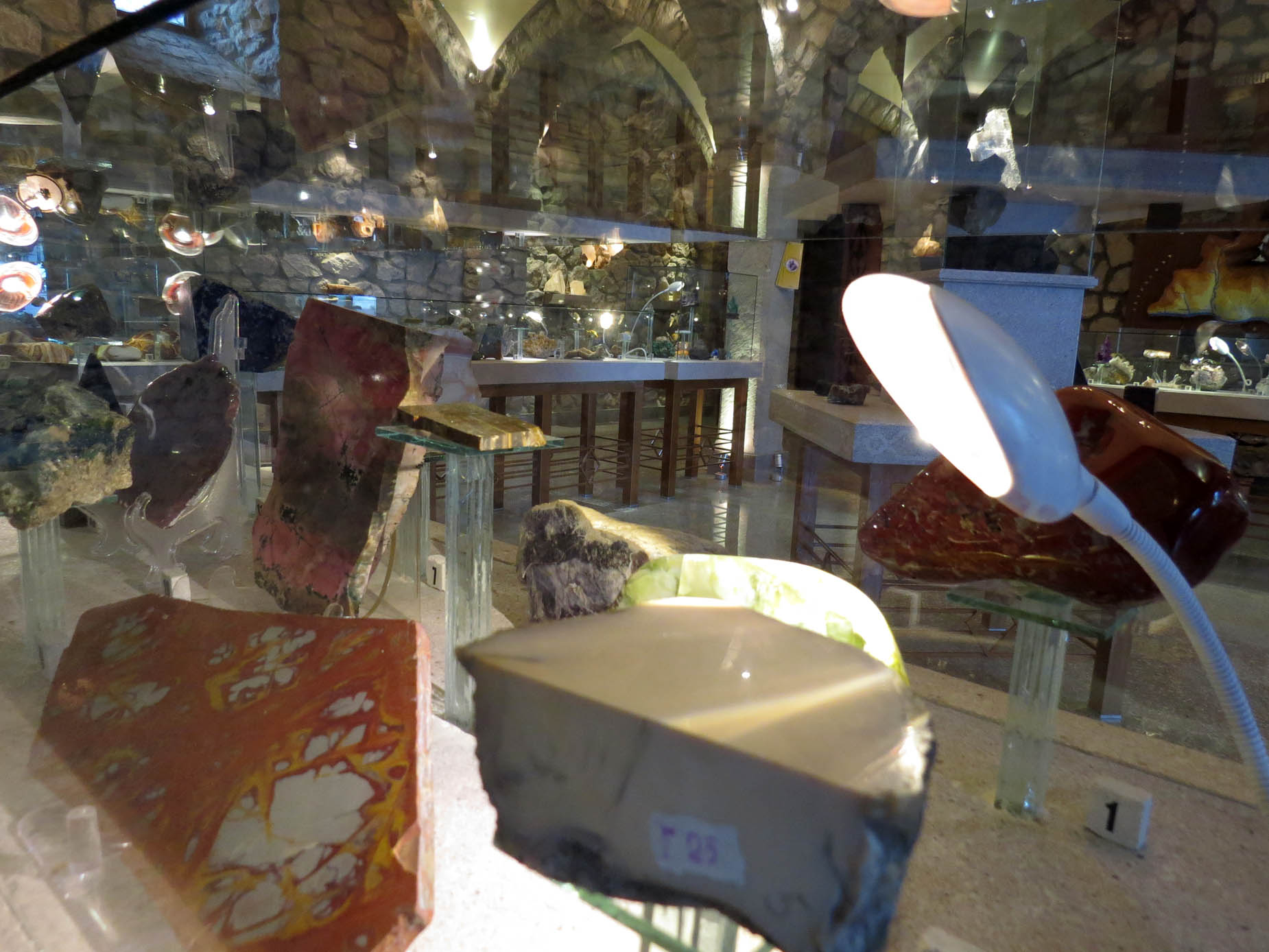 Камни освещены светом... Камни освещены светом...