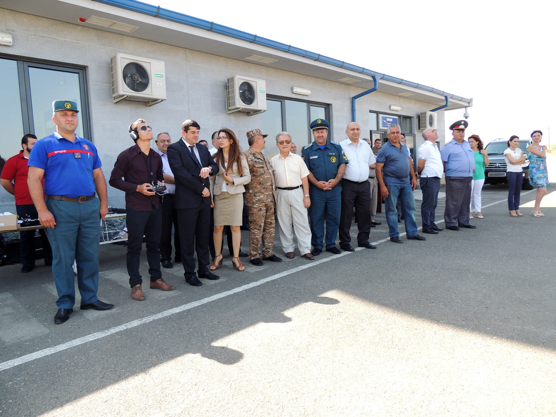 Гости следят за полётом роботов в воздухе. Гости следят за полётом роботов в воздухе.