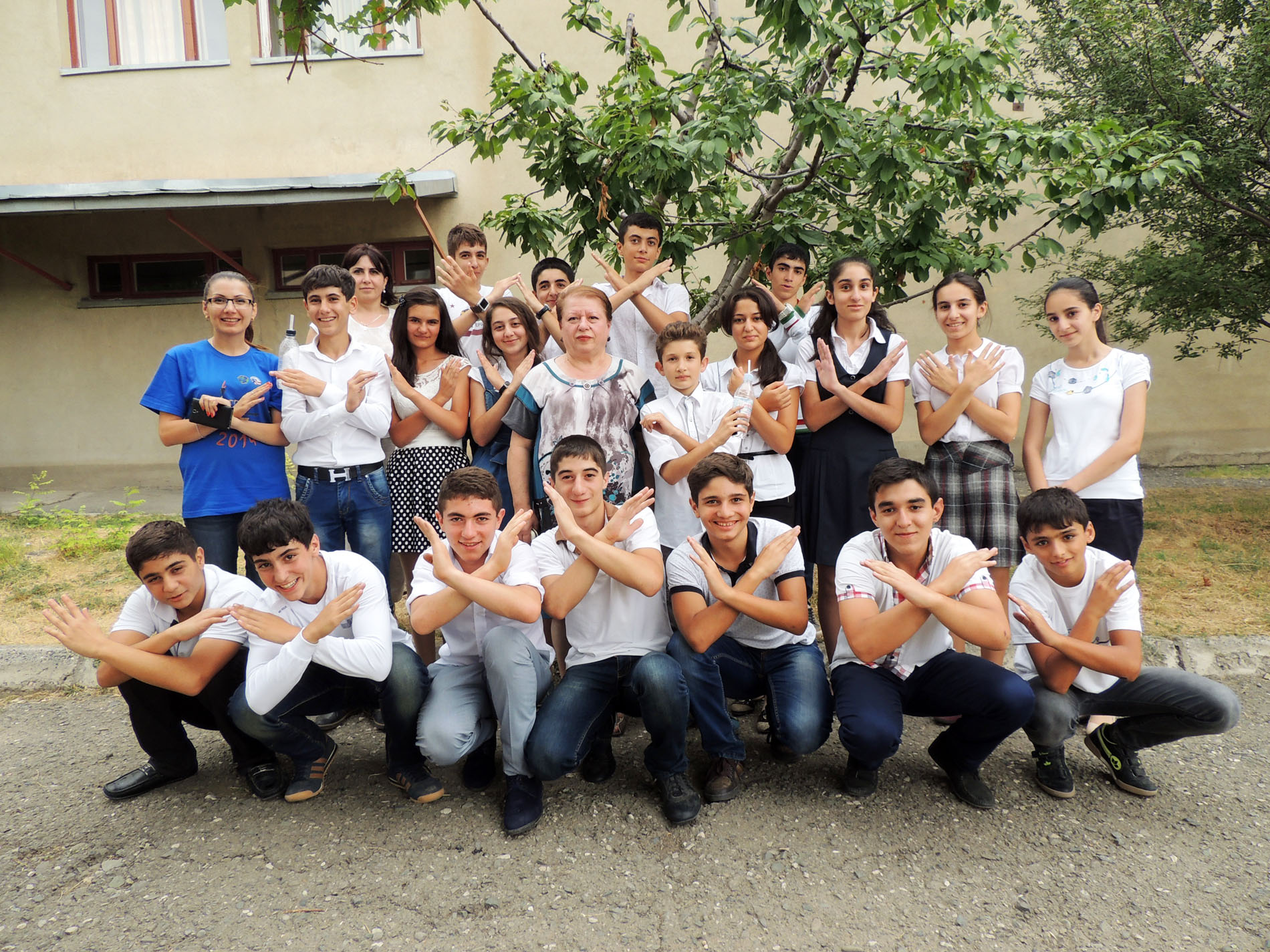 Фотография на память с директором физико-математической школы. Скрещенные руки означают Фотография на память с директором физико-математической школы. Скрещенные руки означают