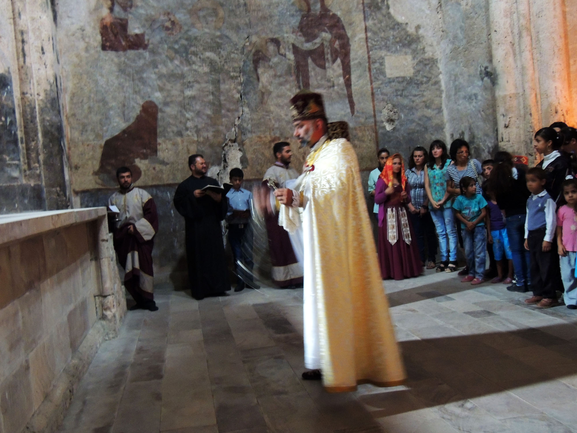 Священник Арцахской Епархии ААЦ Тер Саак провдит службу. Священник Арцахской Епархии ААЦ Тер Саак провдит службу.