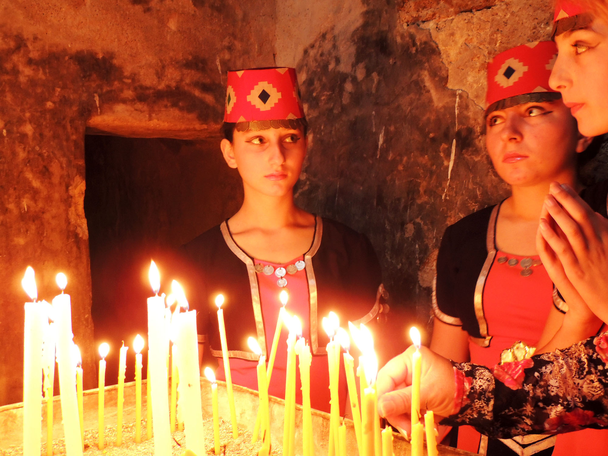 Девочки молятся... Девочки молятся...