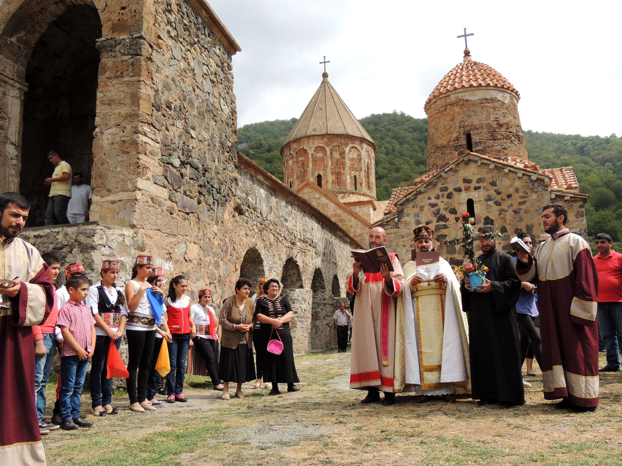Служение идёт во дворе монастыря. Служение идёт во дворе монастыря.
