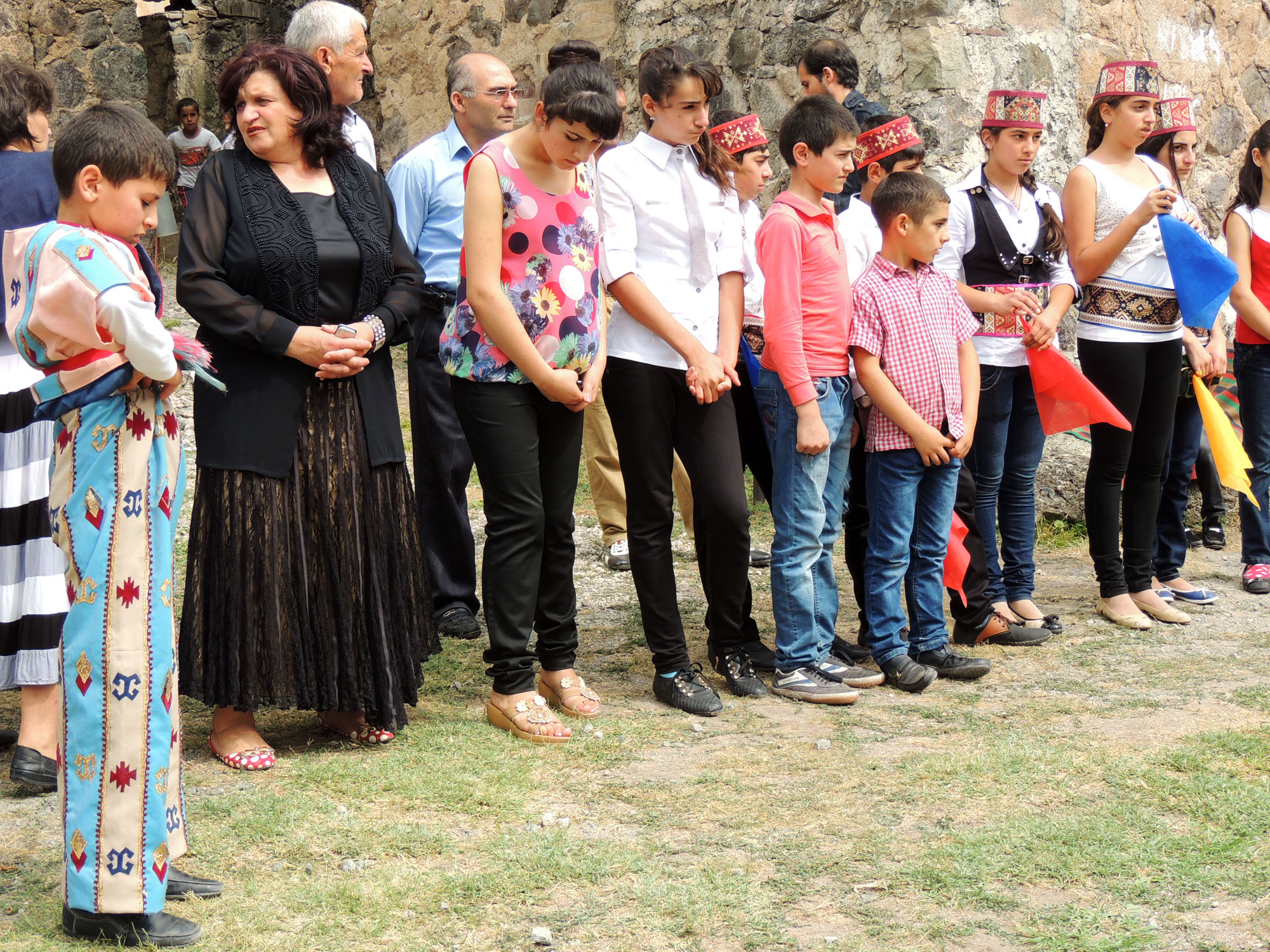 Дети проникновенно слушают слова Тер Саака... Дети проникновенно слушают слова Тер Саака...