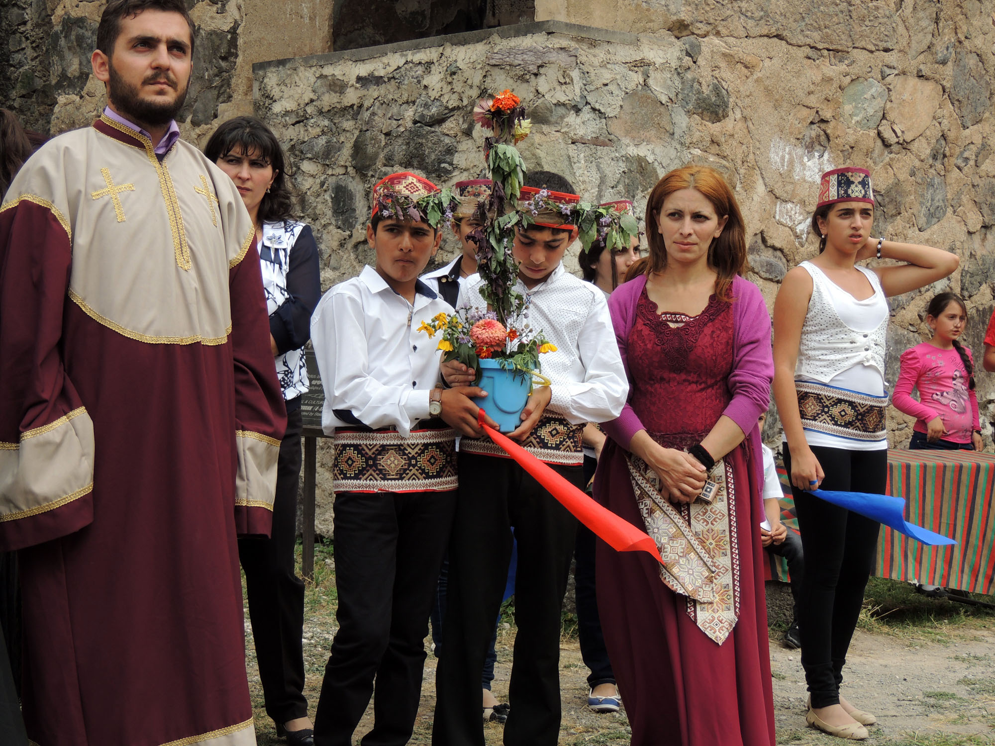 У детей в руках крест, который жолжен освящён. У детей в руках крест, который жолжен освящён.