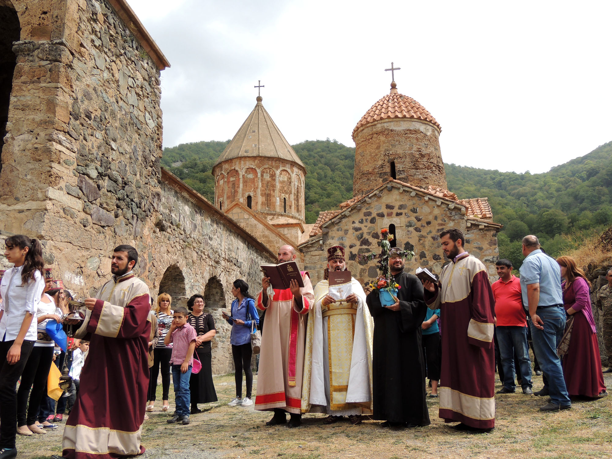 Освящается крест. Освящается крест.