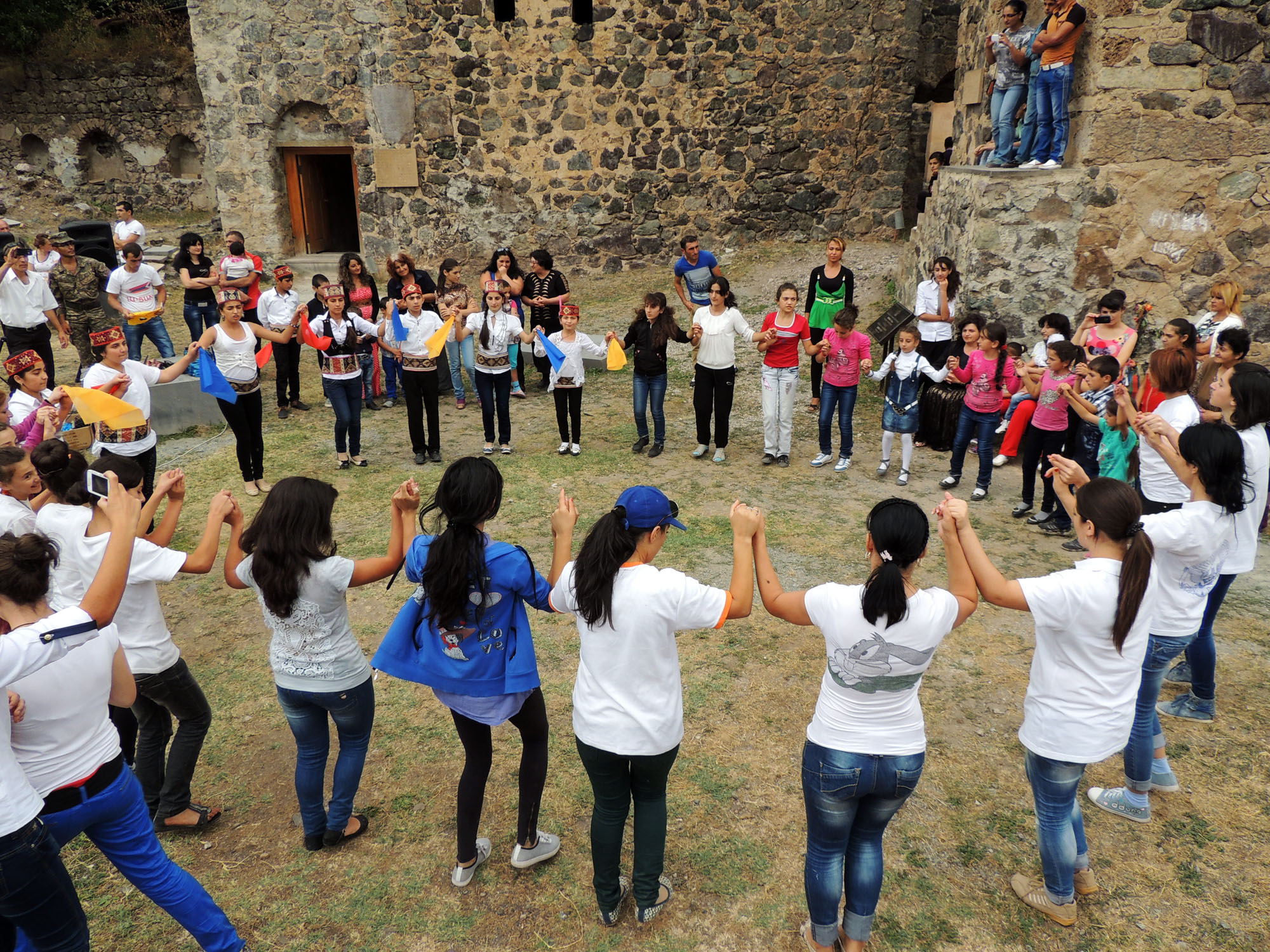 В конце совместно сплясали народный танец. В конце совместно сплясали народный танец.