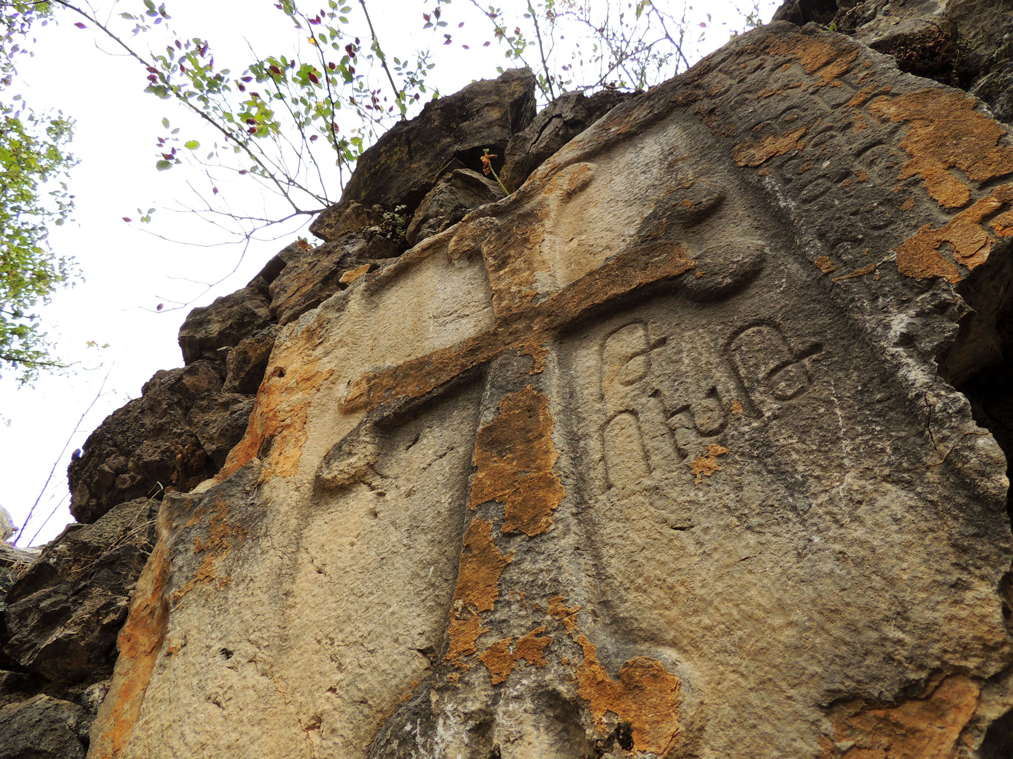 Хачкар во внутренней стене монастыря. Западная её часть. Хачкар во внутренней стене монастыря. Западная её часть.