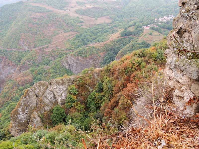 С этой стороны монастырь неприступен. С этой стороны монастырь неприступен.