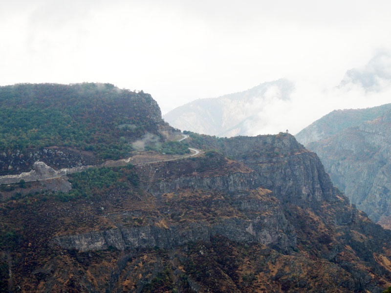 Дорога. Фото снято с канатной дороги. Дорога. Фото снято с канатной дороги.