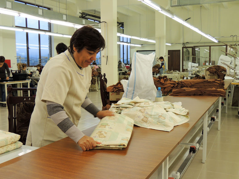 Маня Сафарян проверяет готовую продукцию.