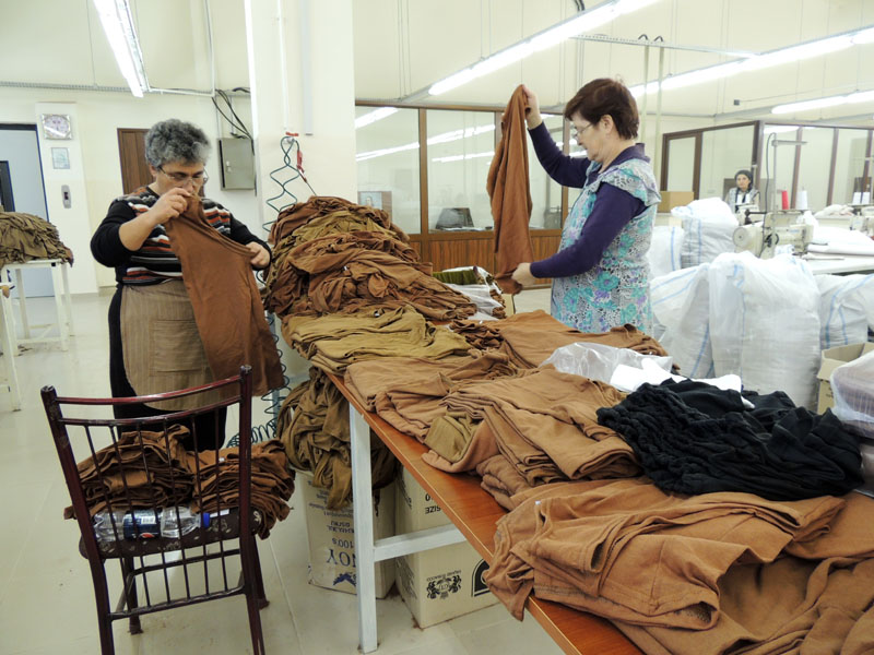 Идёт упаковка готовой продукции.