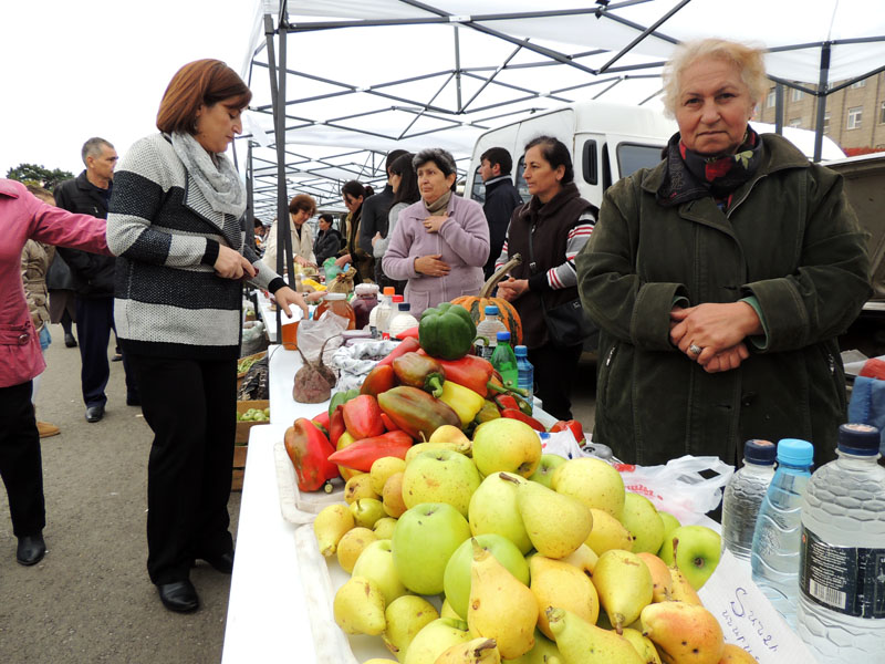 Бабушка принесла со своего огорода с.Цицернаванк Кашатахского района. Бабушка принесла со своего огорода с.Цицернаванк Кашатахского района.