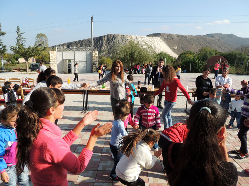 После обеда, Сусанна организовала танцы. После обеда, Сусанна организовала танцы.