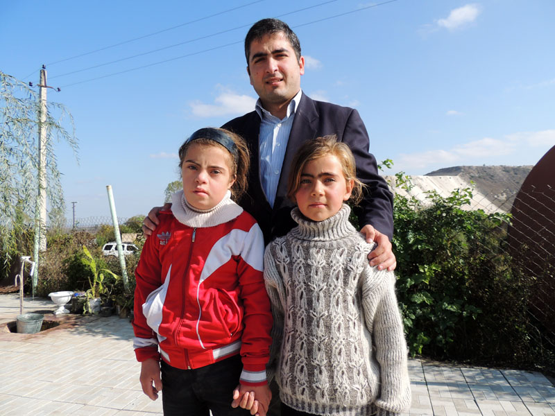 Самвел с сёстрами-Ангелиной и Анжелой. Самвел с сёстрами-Ангелиной и Анжелой.