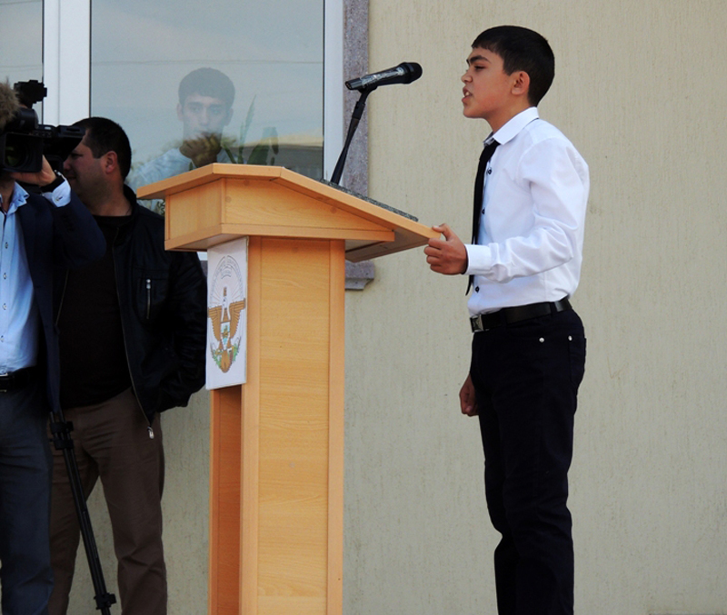 Ученик школы Арташес Григорян читает стихотворение, посвящённое погибшим фидаинам в карабахской войне. Ученик школы Арташес Григорян читает стихотворение, посвящённое погибшим фидаинам в карабахской войне.