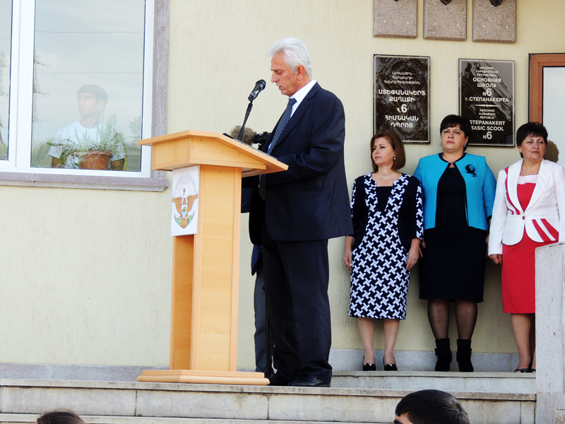 Вилен Каграманян, директор школы №6 благодарит властей НКР и САР... Вилен Каграманян, директор школы №6 благодарит властей НКР и САР...