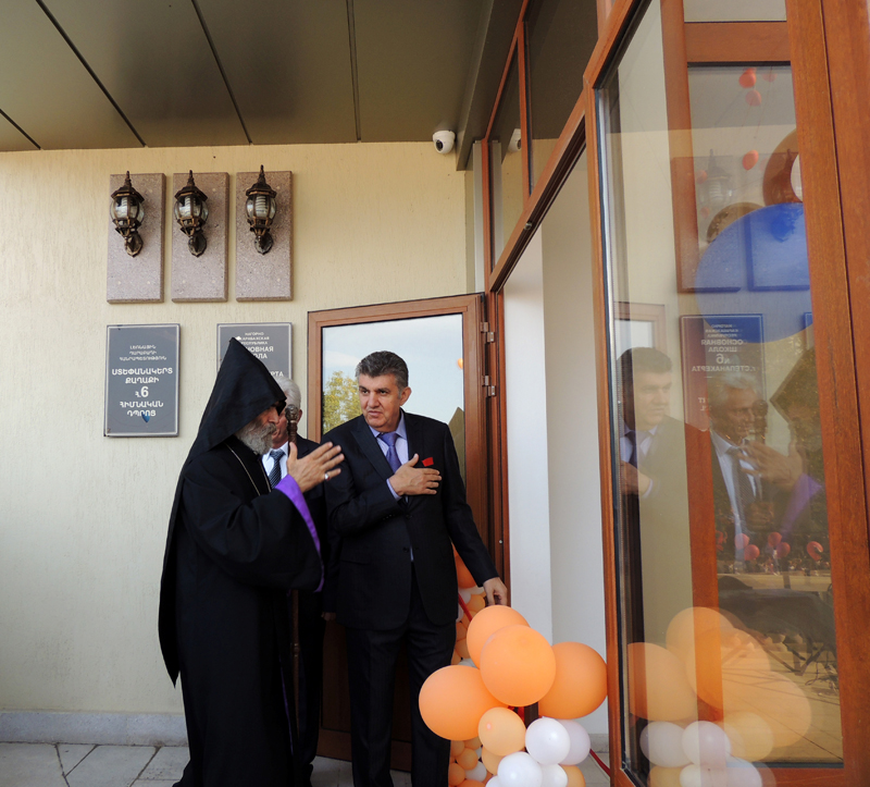 Архиепископ Паргев Мартиросян и председатель САР Ара Абрамян, после того, как перерезали красную ленту, первыми вошли в здание школы. Архиепископ Паргев Мартиросян и председатель САР Ара Абрамян, после того, как перерезали красную ленту, первыми вошли в здание школы.
