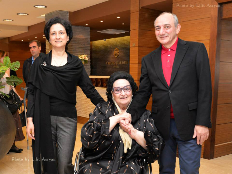 Мосеррат Кабалье с первой леди и президентом НКР Бако Саакяном. Фото Лилит Асрян. Мосеррат Кабалье с первой леди и президентом НКР Бако Саакяном. Фото Лилит Асрян.