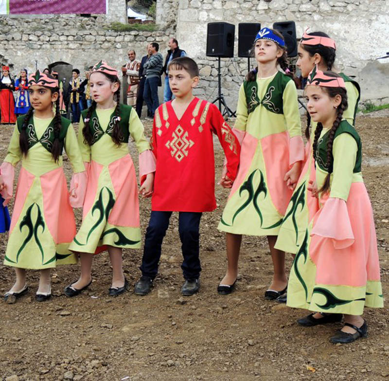 Мелкие тоже танцевали.