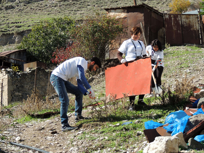 Арам, Алла и Арев работают. Арам, Алла и Арев работают.