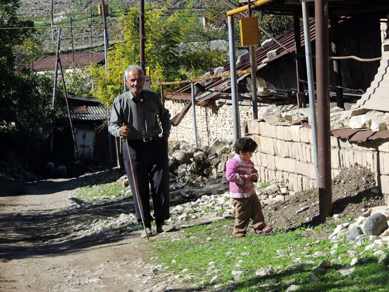 Дед с внучонком. Дед с внучонком.
