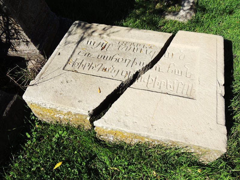 Могильный камень сына Пирум бека, который мы хтим восстановить. Могильный камень сына Пирум бека, который мы хтим восстановить.