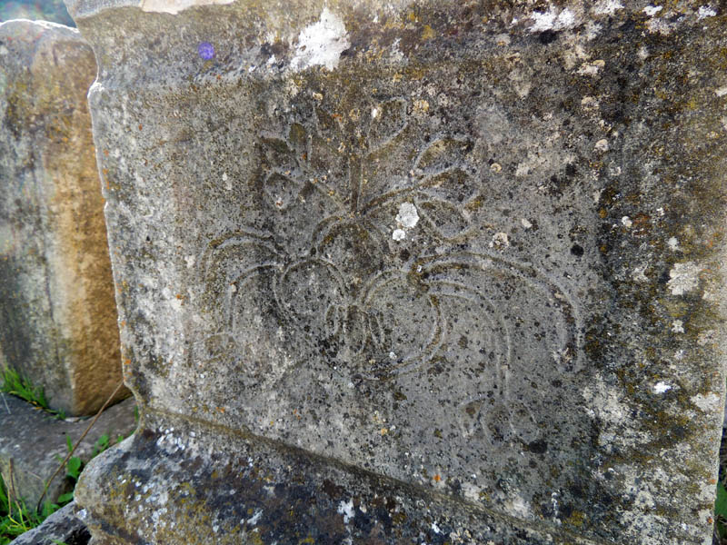 Бокавая часть могильных камней. Бокавая часть могильных камней.