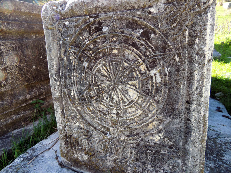 Бокавая часть могильных камней. Бокавая часть могильных камней.