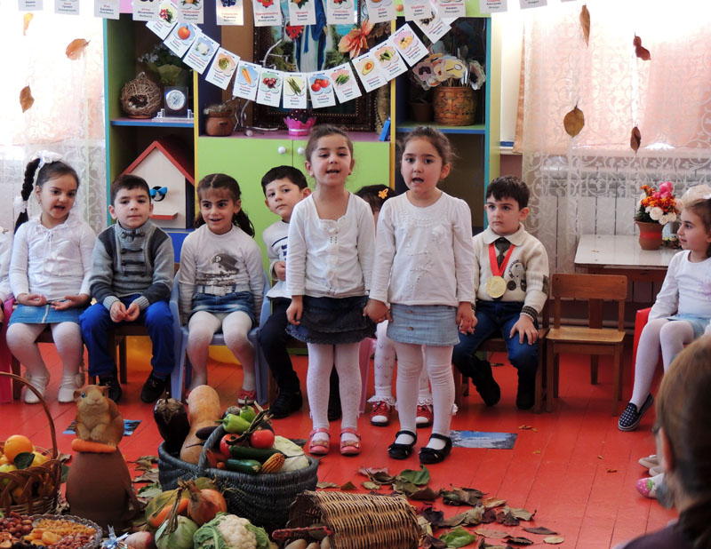 Стихи читают Карине и Зарине. Стихи читают Карине и Зарине.