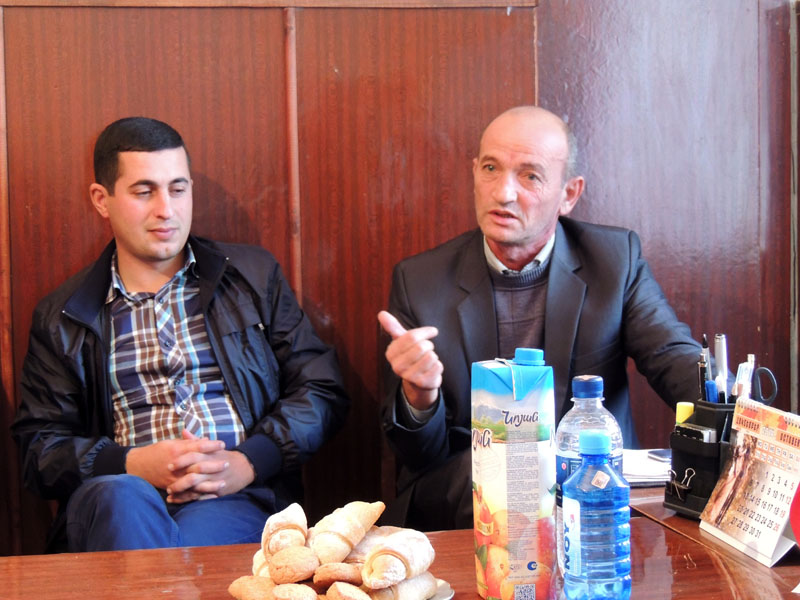 Редактор газеты &laquo;Амарас&raquo;Олег Манасян (справа).