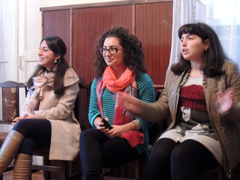 Слева на право Элла, студентка АрГУ, Мария, Нана -школьницы старших классов Мартунинской школы №1