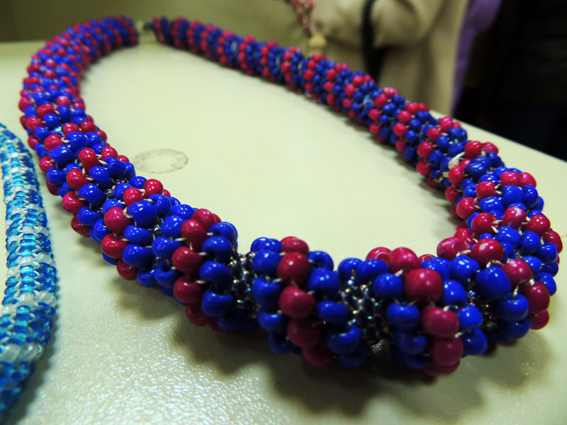 Диана по схеме из интернета собирает ткаие красивые колье из бус.