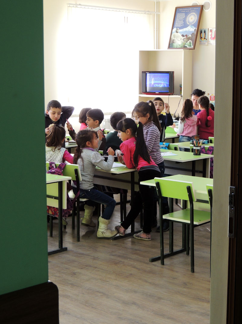 А кто-то решил остаться в классе во время перемены.