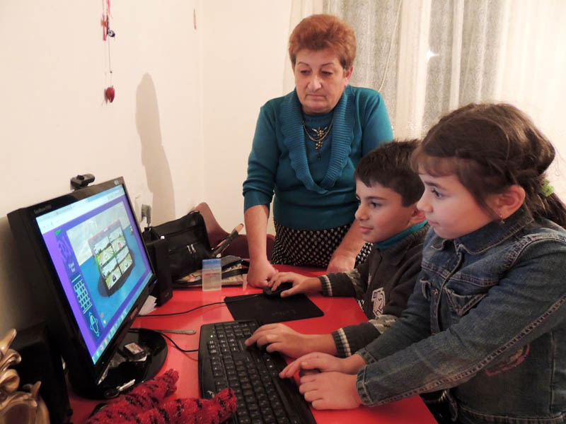 Бабушка, бабушка, посмотри, вот здесь надо сделать клик на..., - радостно говорят детишки Кетрин и Гарун тикин Ромелле, которая стояла рядом с ними, и не понятно было, на самом деле ей это интересно