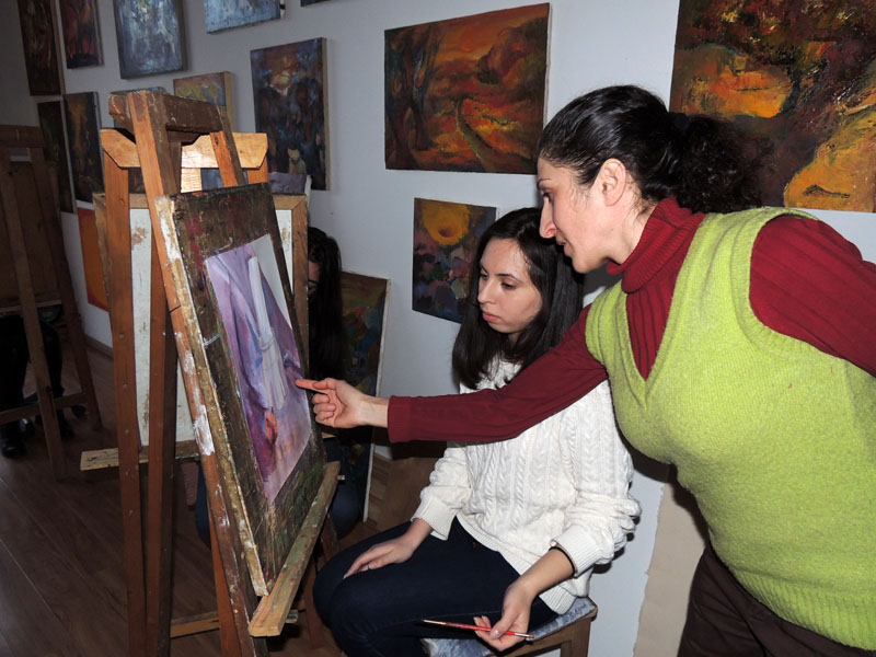 Указывает ученице на её ошибки... Указывает ученице на её ошибки...