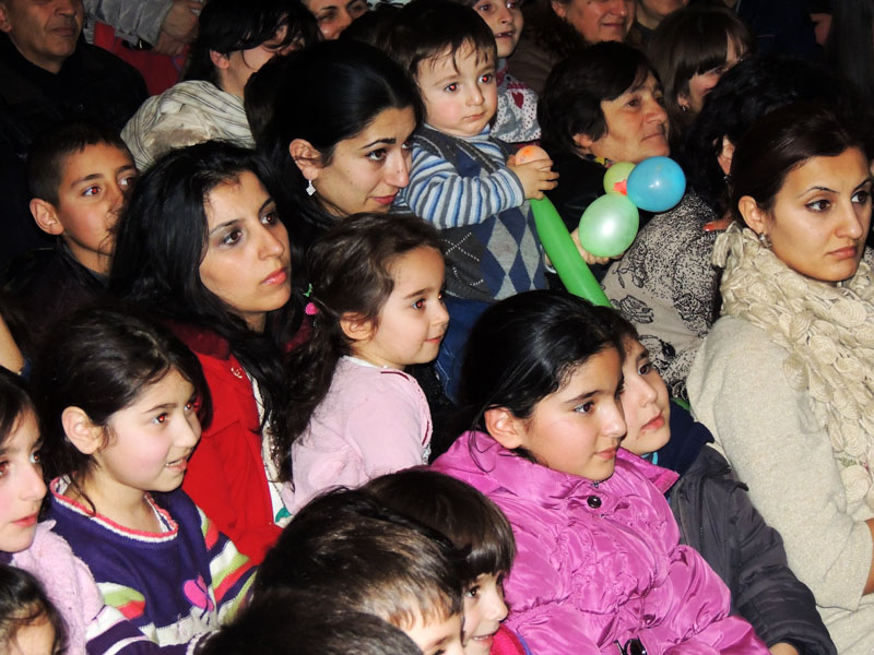 Не только дети, но и взрослые, затаив дыхание следили за развитием событий на сцене.
