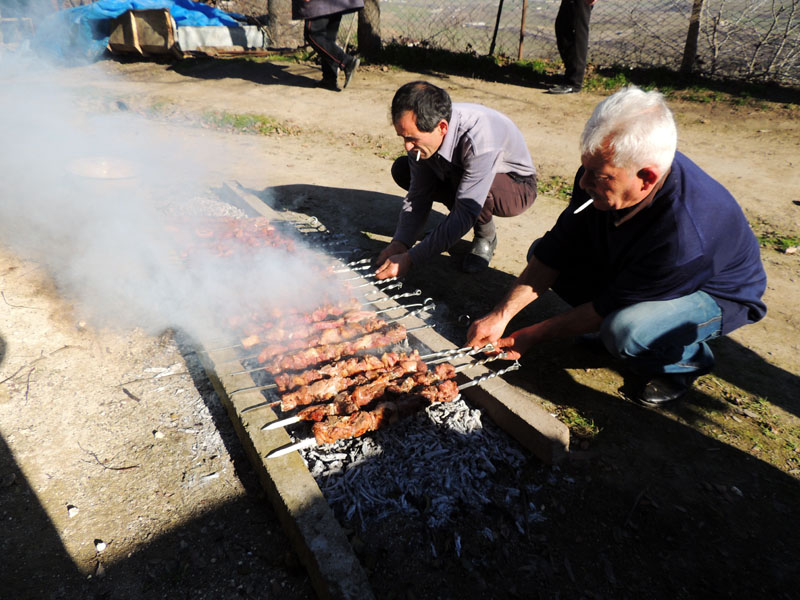 Самвел и Арсен следят, чтобы мясо не подгорело.