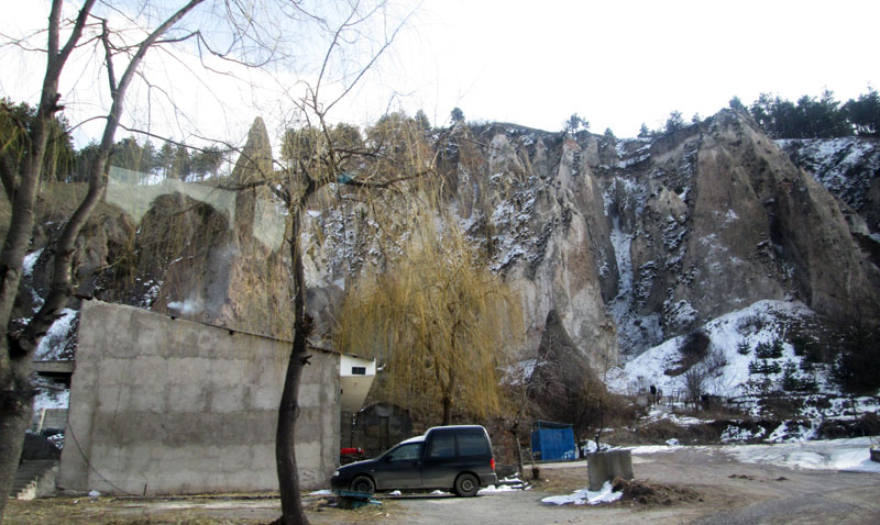 Придорожный ресторанчик при въезде в Горис и   диковинные горы..