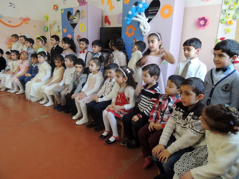 Дети перед началом концерта. Дети перед началом концерта.