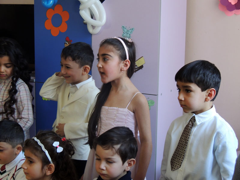 Мане читает стихи посвящённые маме. Мане читает стихи посвящённые маме.