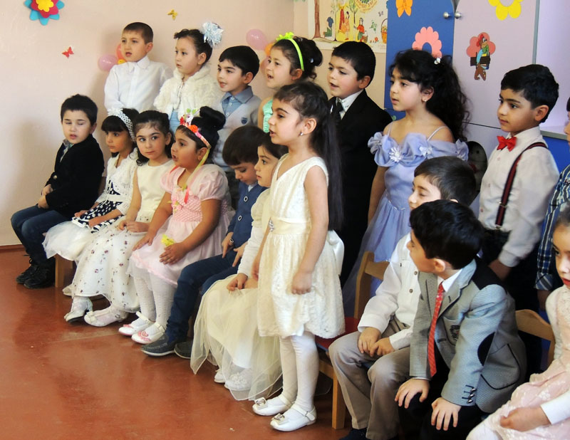 Мари читает стихи посвящённые маме. Мари читает стихи посвящённые маме.