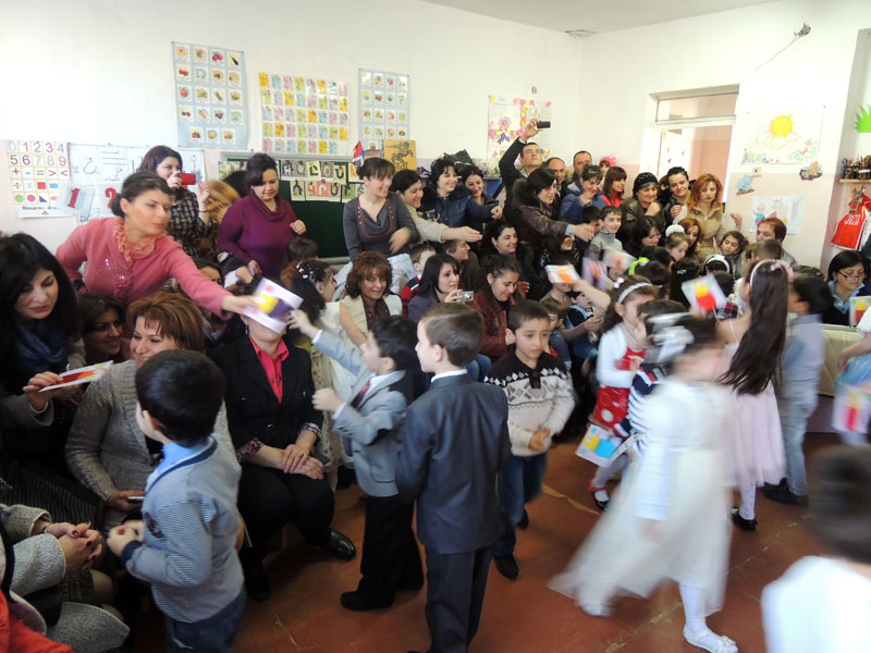 Дети раздают подарки матерям и бабушкам. Дети раздают подарки матерям и бабушкам.