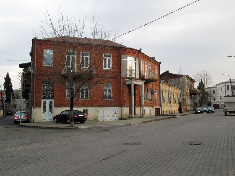 Красивый перекрёсток (улица, на котором находится наша гостиница).