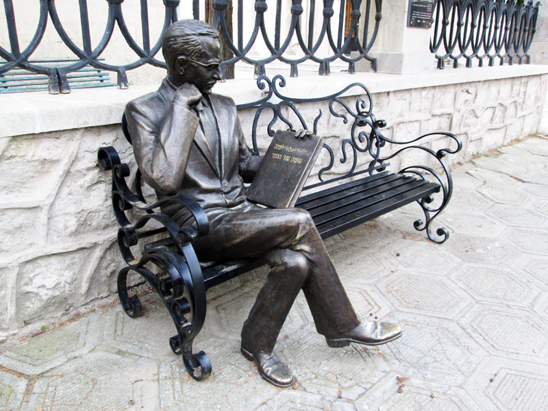 Памятник Борису Джо Гапонову, был еврейским писателем и переводчиком.  жил и работал в Кутаиси. Установлен рядом с синагогой.