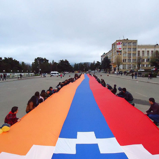 Молодёжь Степанакерта с полотнищем (флаг НКР) на главной площади города. 23 апрель 2015г. Молодёжь Степанакерта с полотнищем (флаг НКР) на главной площади города. 23 апрель 2015г.