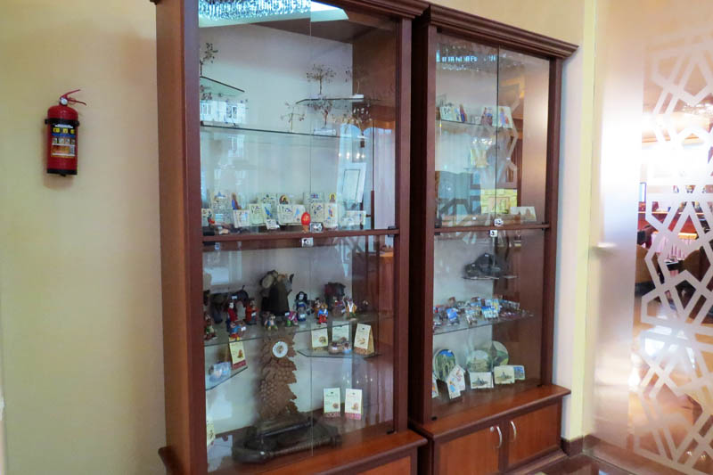 Сувениры на продажу в холле гостиницы. Сувениры на продажу в холле гостиницы.