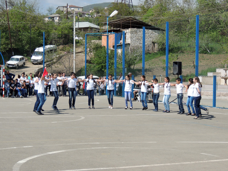 Школьники Степанакертской школы №1. Школьники Степанакертской школы №1.