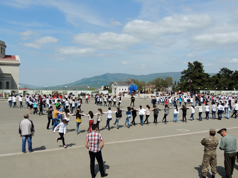 Группой танец на главной площади Степанакерта. Группой танец на главной площади Степанакерта.