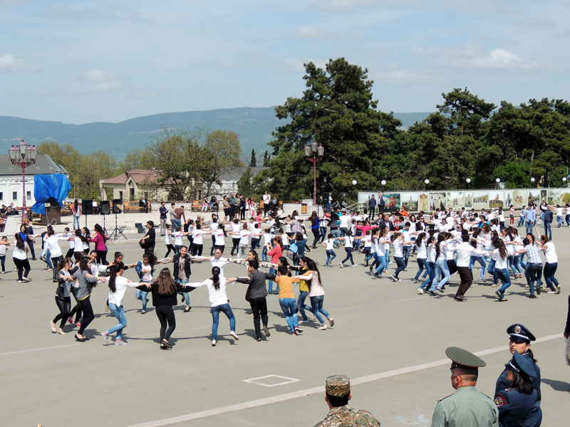 Разделились на группы. Главная площади Степанакерта. Разделились на группы. Главная площади Степанакерта.